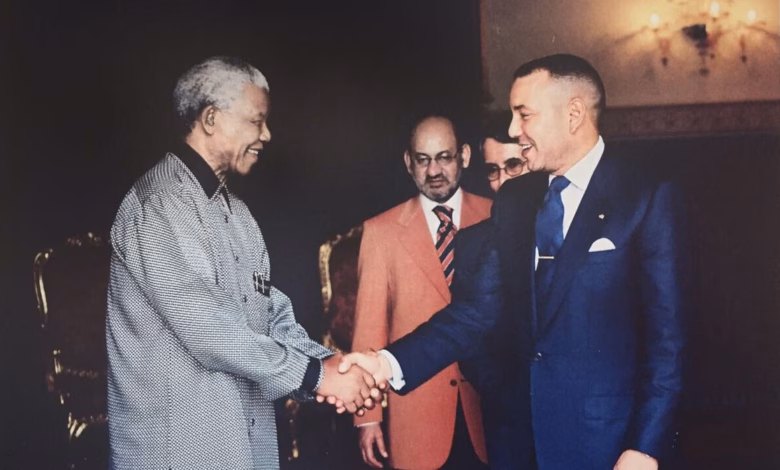 علاقات المغرب وجنوب أفريقيا: بين رهانات التنافس الإقليمي وإمكانات التعاون 13 King Mohammed 6 and Mandela