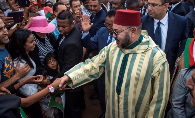 محمد السادس والاستماع إلى نبض شعبه... “كلمة سر ”منظومة حكمه 20 King Mohammed 6 with people 2 1