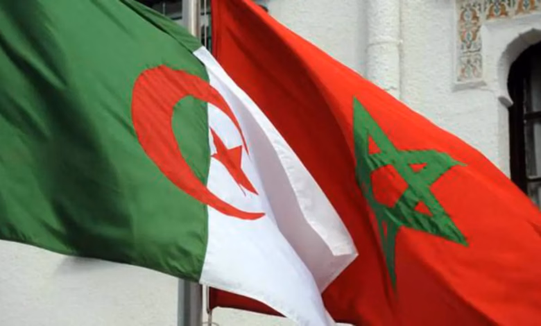 تجديد المغرب لسياسة اليد الممدودة نحو الجزائر: نحو إحياء الحوار المغاربي، وتجاوز الانغلاق الإقليمي 20 Moroccan and Algerian flags
