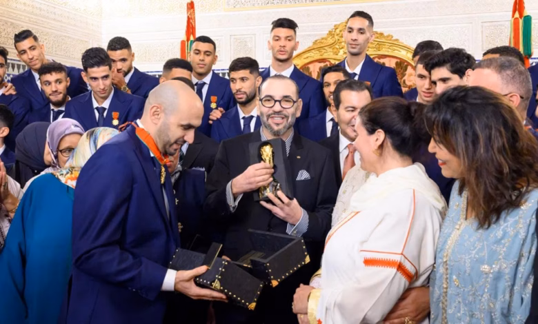 حتى لا تخفي "شجرة" الخسارة "غابة" الانتصار: كأس أفريقيا والنهوض المغربي الصامت! 6 king mohammed 6 and footbal team
